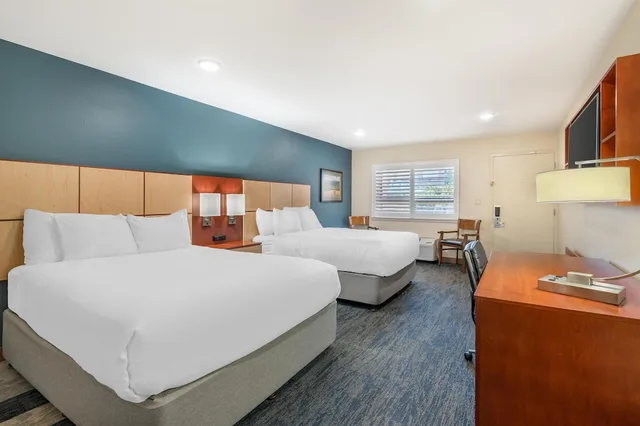 غرفة قياسية بسريرين كوين بإطلالة على الفناء، Best Western Plus Clocktower Inn 2/4