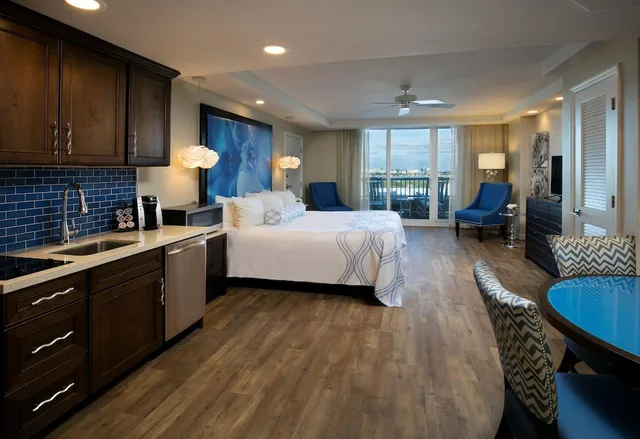 Standard, King Bed, with View, Palm Tower, High Floor, Accessible، Lido Beach Resort 2/3