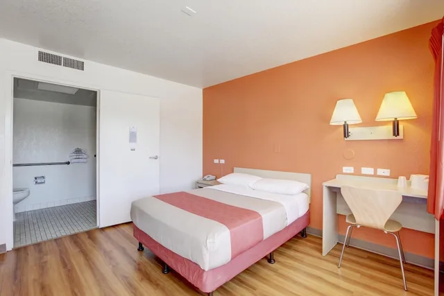 غرفة ديلوكس بسرير مزدوج لذوي الإعاقة، Motel6 Corona, CA - Norco 2/8