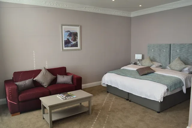 غرفة سوبيريور بسريرين منفصلين بإطلالة على البحر بغرفة نوم واحدة، Osborne Hotel 1/3