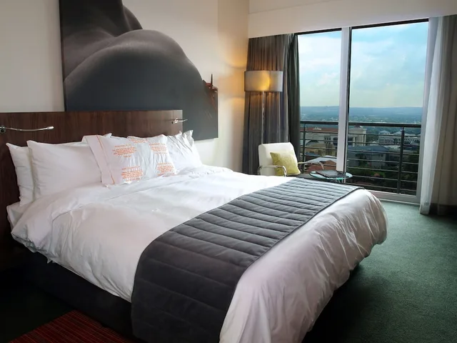 Presidential, Suite, King Bed, Southern Sun Rosebank 4/6