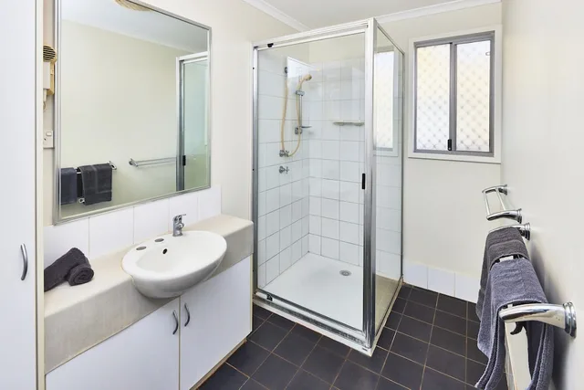 كابينة بسرير كوين وأسرّة بطابقين بإطلالة على المسبح بغرفتي نوم، Exmouth Cape Holiday Park 5/6