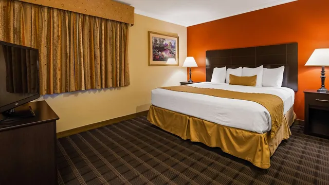جناح بسرير كينج مع أريكة، Best Western Inn & Suites Ontario 1/2