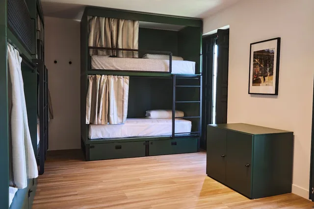 Mixed Dorm, 7 Beds, 3 Bunk Beds, Single Bed، Latroupe Prado 2/6