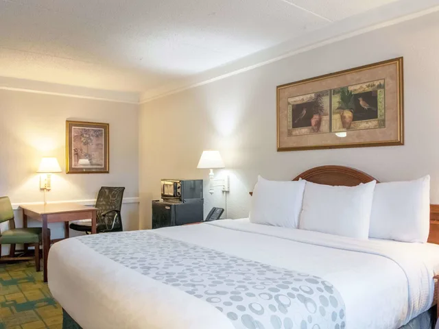 غرفة بسرير كينج لذوي الإعاقة، La Quinta Inn by Wyndham New Orleans Veterans / Metairie 2/5