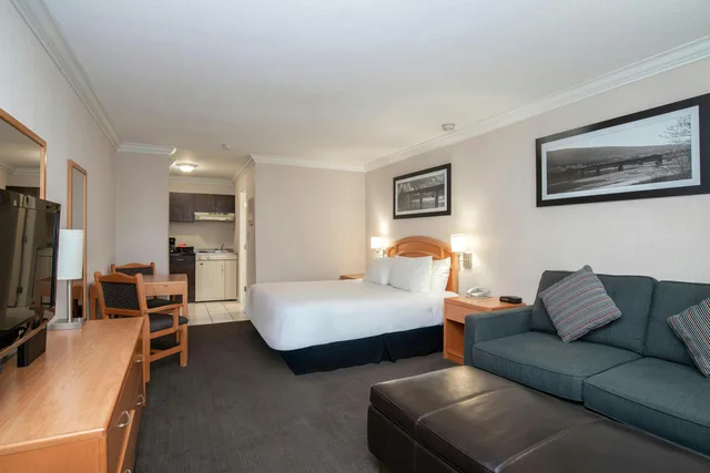 Studio, King Bed, Sofa, Kitchen, Monarch Building، Sandman Hotel Revelstoke 4/6