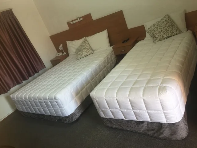 غرفة بسرير كوين وسرير فردي، Bridge View Motel 7/9