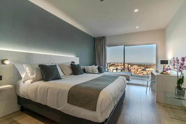 غرفة عائلية بإطلالة على البحر، Ramada Resort by Wyndham Puerto de Mazarron 2/3