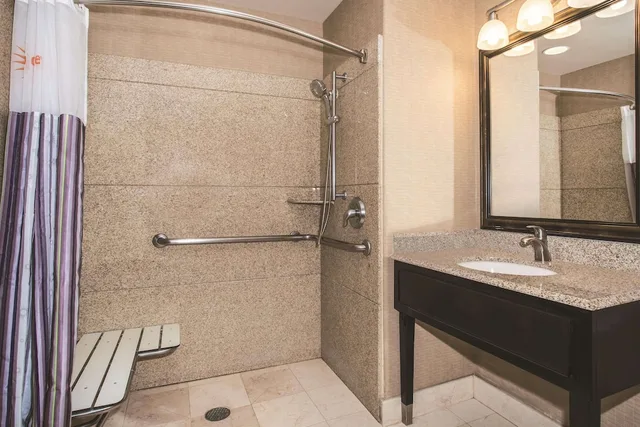 غرفة بسرير كينج لذوي الإعاقة، La Quinta Inn & Suites by Wyndham Ely 2/2