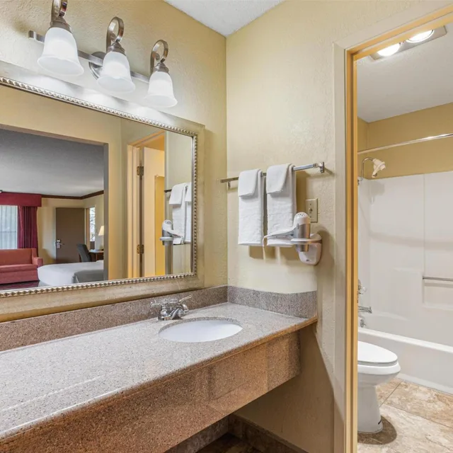 جناح جونيور بسرير كينج بإطلالة على المسبح للمدخنين، Best Western Pine Springs Inn 6/8