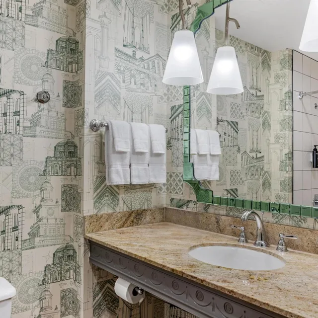 Suite, King Bed, Bath and Shower, Accessible, Royal Sonesta Portland Downtown 3/7