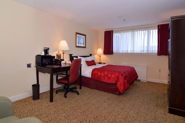 جناح بسرير كينج بغرفة نوم واحدة مع أريكة، Ramada by Wyndham Seekonk Providence Area 1/2