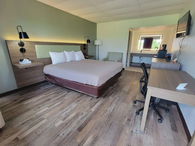 غرفة بسرير كينج لذوي الإعاقة، Quality Inn Perry 3/4