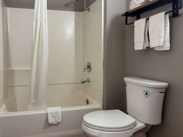 جناح بسرير كوين، Motel6 Simi Valley, CA 6/9