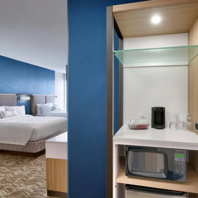 جناح بسريرين كوين مع سرير سحّاب إضافي مع أريكة لذوي الإعاقة، Springhill Suites Colorado Springs North/Air Force Academy 2/4