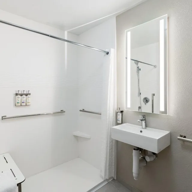 استوديو بسرير كوين بحوض استحمام لذوي الإعاقة، Candlewood Suites Yuma 1/4