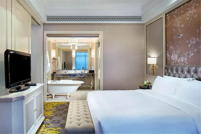 جناح بسرير كينج بغرفة نوم واحدة مع دخول صالة النادي مع دخول الصالة، CROWNE PLAZA ZHENGZHOU 1/6