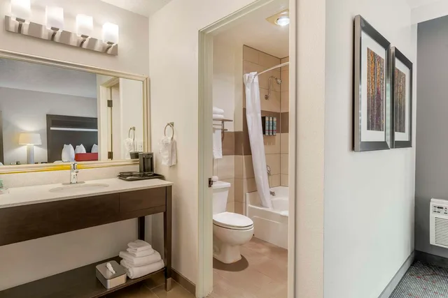 جناح ركني بسرير كينج مع أريكة يُسمح فيها بالحيوانات الأليفة، Best Western Corvallis 3/3