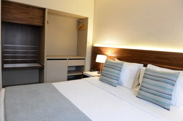 غرفة سوبيريور بسريرين منفصلين بإطلالة على المدينة بشرفة، Hotel Navarras 3/4