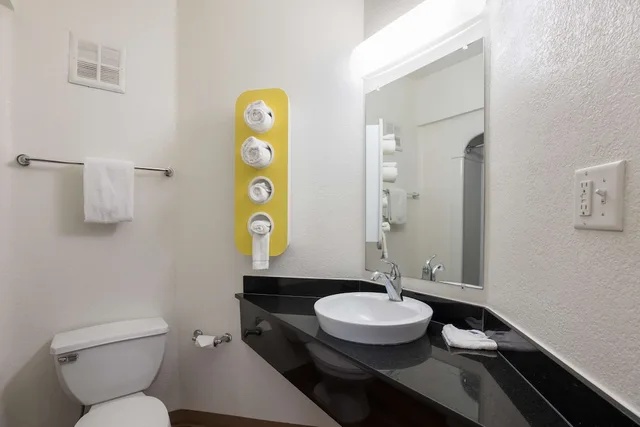غرفة قياسية بسريرين مزدوجين لذوي الإعاقة، Motel6 Orlando, FL - International Dr 6/6