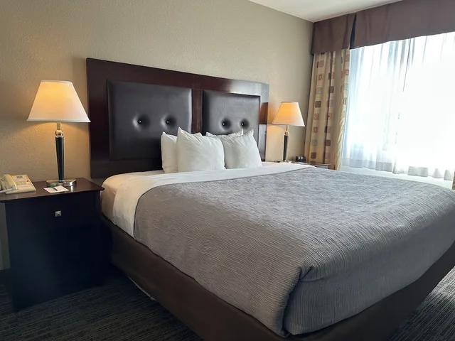 جناح بسرير كينج مع أريكة، Quality Inn & Suites Everett, WA 4/10