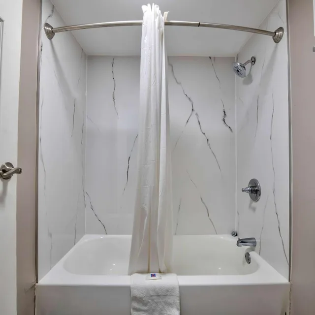 غرفة بسرير كينج بجاكوزي، Studio6 Jackson, MS - I-55 8/8