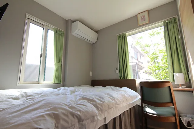 غرفة عائلية بسريرين منفصلين في المبنى الرئيسي، Shinjuku Warm House 1/10