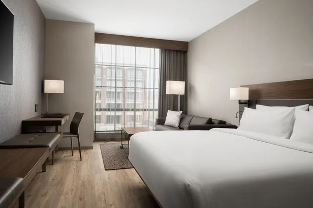 غرفة بسرير كينج لذوي الإعاقة، AC Hotel by Marriott Dayton 1/4