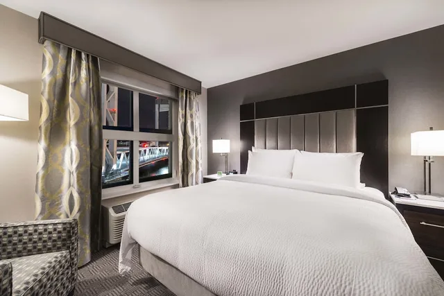 جناح بسرير كينج بغرفة نوم واحدة مع أريكة لذوي الإعاقة، TownePlace Suites Boston Logan Airport/Chelsea 2/5