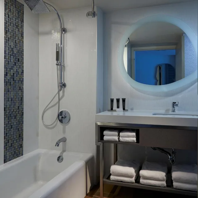 غرفة رباعية بشرفة، Hard Rock Hotel Daytona Beach 2/3
