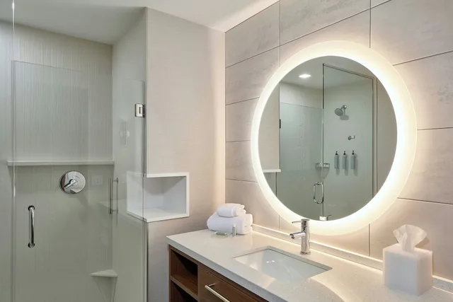 جناح جونيور بسرير كينج بغرفة نوم واحدة بإطلالة مع أريكة، Courtyard by Marriott Denver Downtown West 2/2