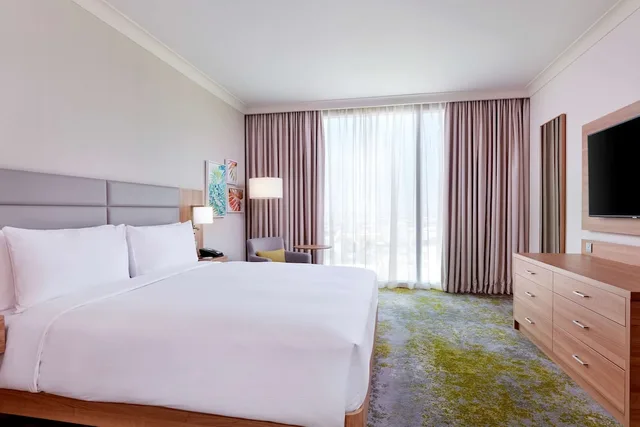 غرفة قياسية بسرير كينج بإطلالة على المدينة، Hilton Garden Inn Kuwait 9/10