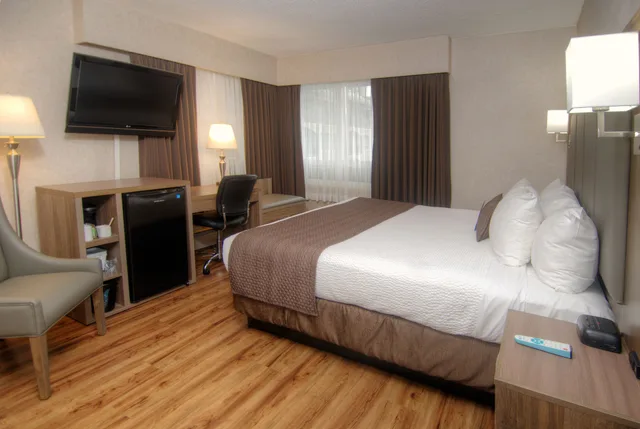 Standard, Queen Bed, Street View، Days Inn by Wyndham Victoria On The Harbour 2/10