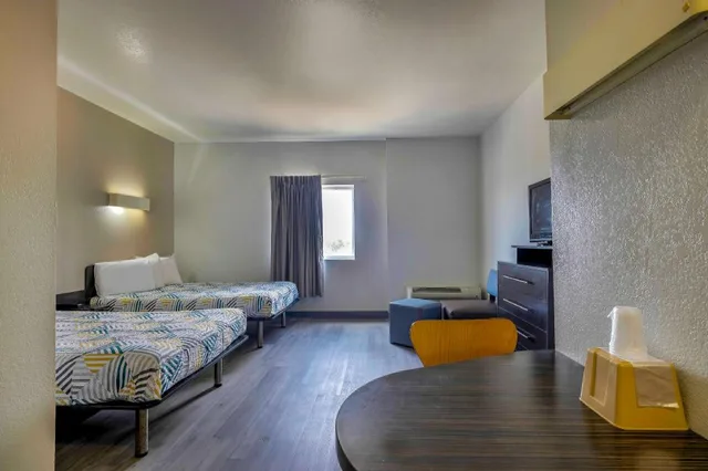 جناح بسريرين مزدوجين بمطبخ للمدخنين، Motel6 Cedar Park, TX 3/10