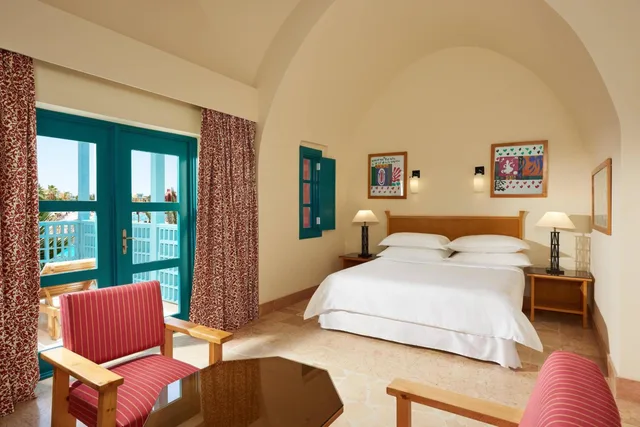 غرفة بسرير كينج بإطلالة جزئية على البحر، Sheraton Miramar Resort El Gouna 1/10