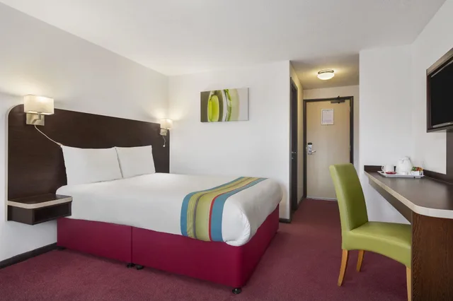 Room, Double Bed, Ramada by Wyndham South Mimms M25 1/3