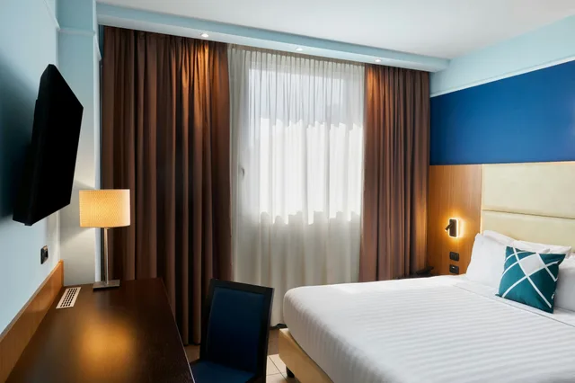 غرفة بسرير كوين، Four Point Flex Sheraton Bologna Airport 1/8
