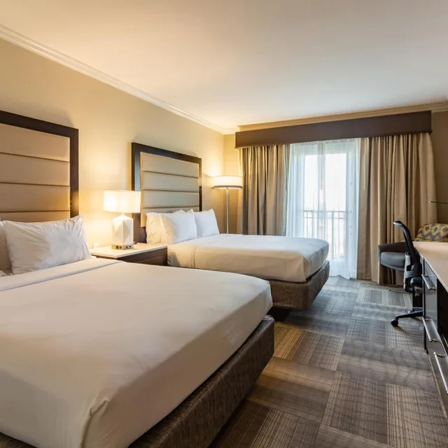 غرفة بسريرين كوين بشرفة، Holiday Inn Express Savannah Historic District 2/9