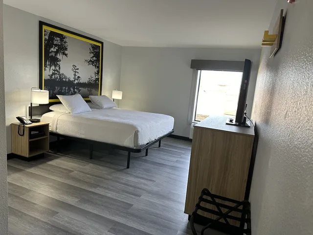 غرفة بسرير كينج بحوض استحمام لذوي الإعاقة، Super 8 by Wyndham Alexandria LA 1/3