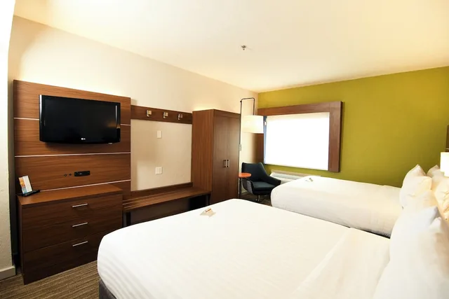 Feature, Suite, 2 Queen Beds, Holiday Inn Express Hotel And Suites Port Clinton Catawba Island 4/8