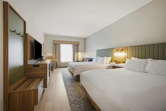 غرفة بسريرين كوين مع أريكة بحوض استحمام، Hampton Inn Hickory 1/3