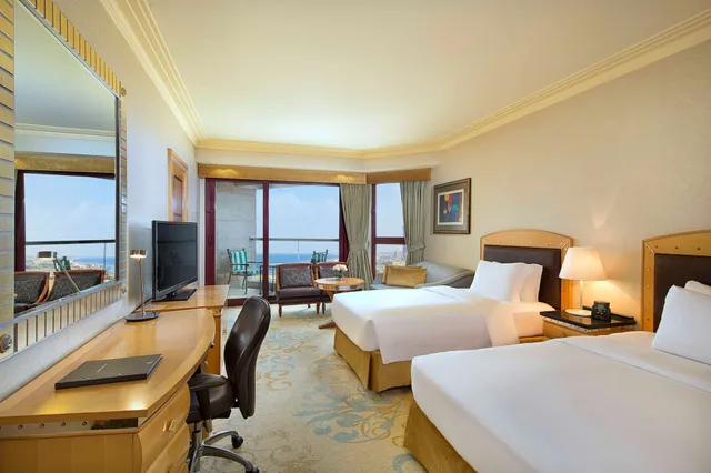 غرفة تنفيذية بسريرين منفصلين بإطلالة على البحر مع دخول صالة النادي، هيلتون جدة(Jeddah Hilton) 5/10