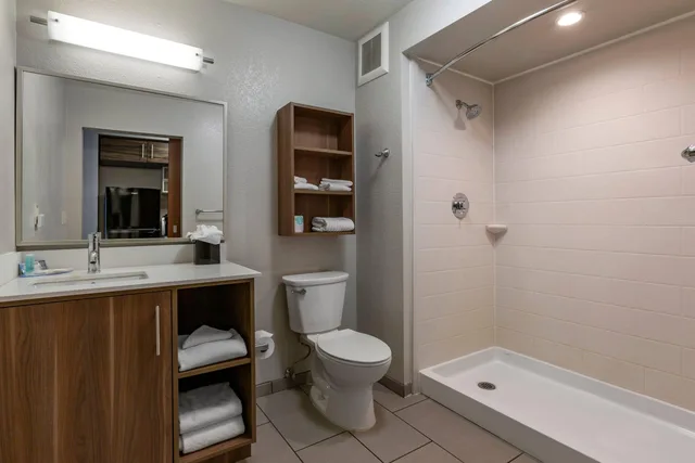 غرفة بسرير كينج، MainStay Suites Coeur d Alene, ID 4/7