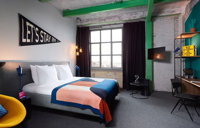 Deluxe, Double Bed, The Social Hub Maastricht 2/3