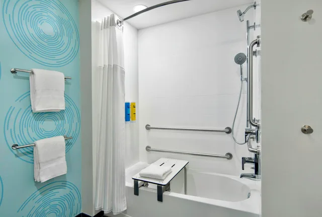 غرفة بسرير كينج لذوي الإعاقة، Tru By Hilton Ashburn One Loudoun, Va 1/2