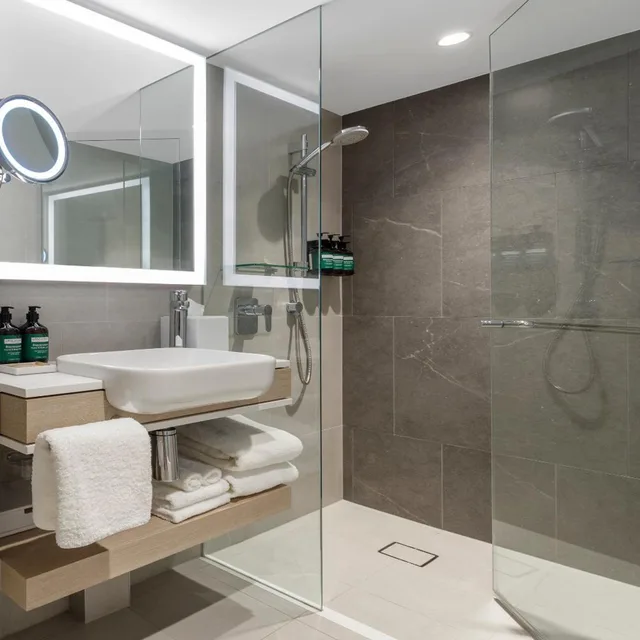غرفة قياسية بسرير كينج وسرير كوين، CROWNE PLAZA HAWKESBURY VALLEY 6/6