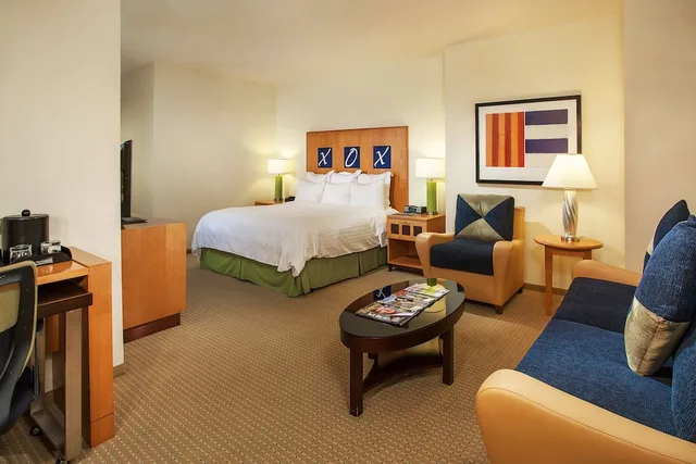جناح بسرير كينج مع أريكة، Renaissance Walnut Creek Hotel 1/1