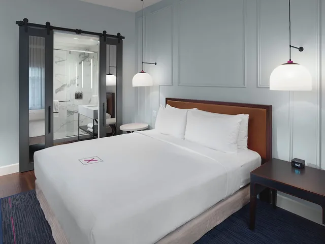 Mono, Queen Bed، Axiom Hotel 3/9