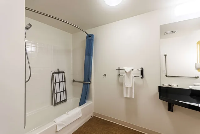 غرفة ديلوكس بسرير كوين لذوي الإعاقة، Motel6 Moosomin, SK 5/6