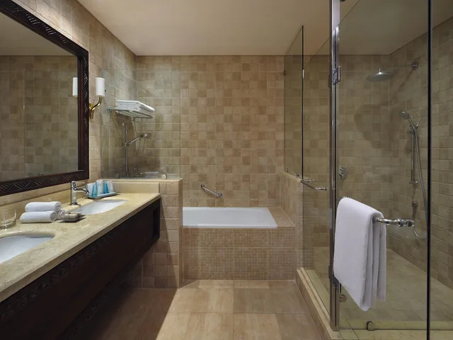 جناح تنفيذي بسرير كينج وسرير فردي بإطلالة على المسبح، Movenpick Ambassador Hotel Accra 3/5
